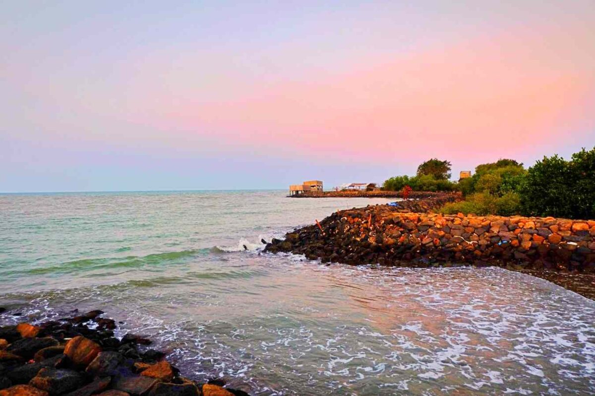 suasana sore di pantai cirewang