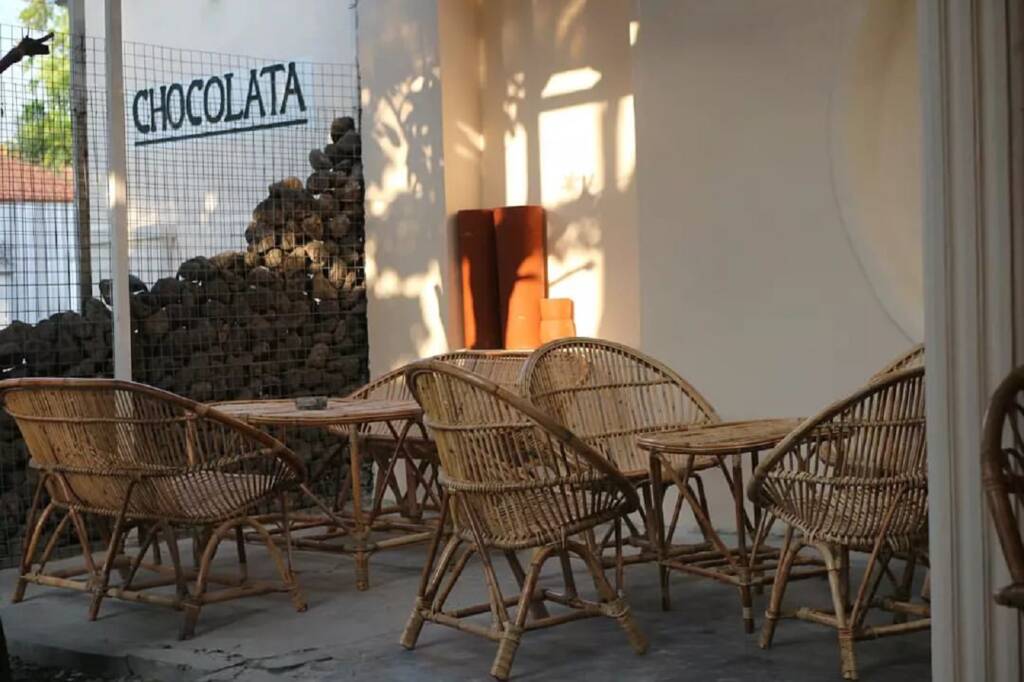 Suasana di area outdoor Chocolata Cafe 