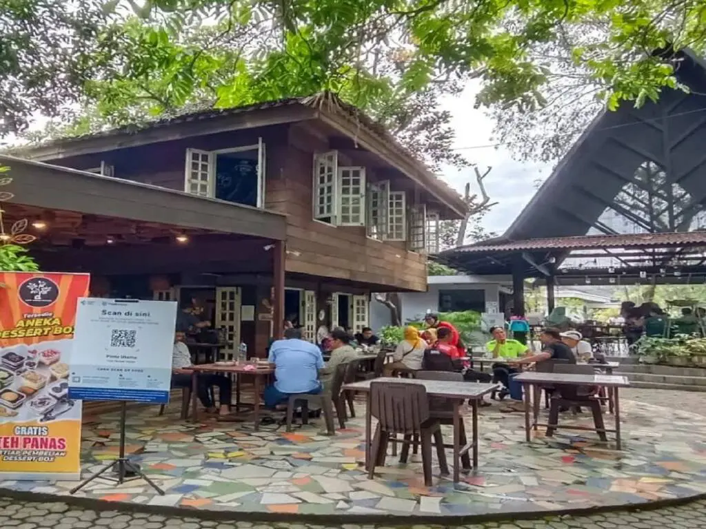 Suasana outdoor di Cafe Rumah Pohon