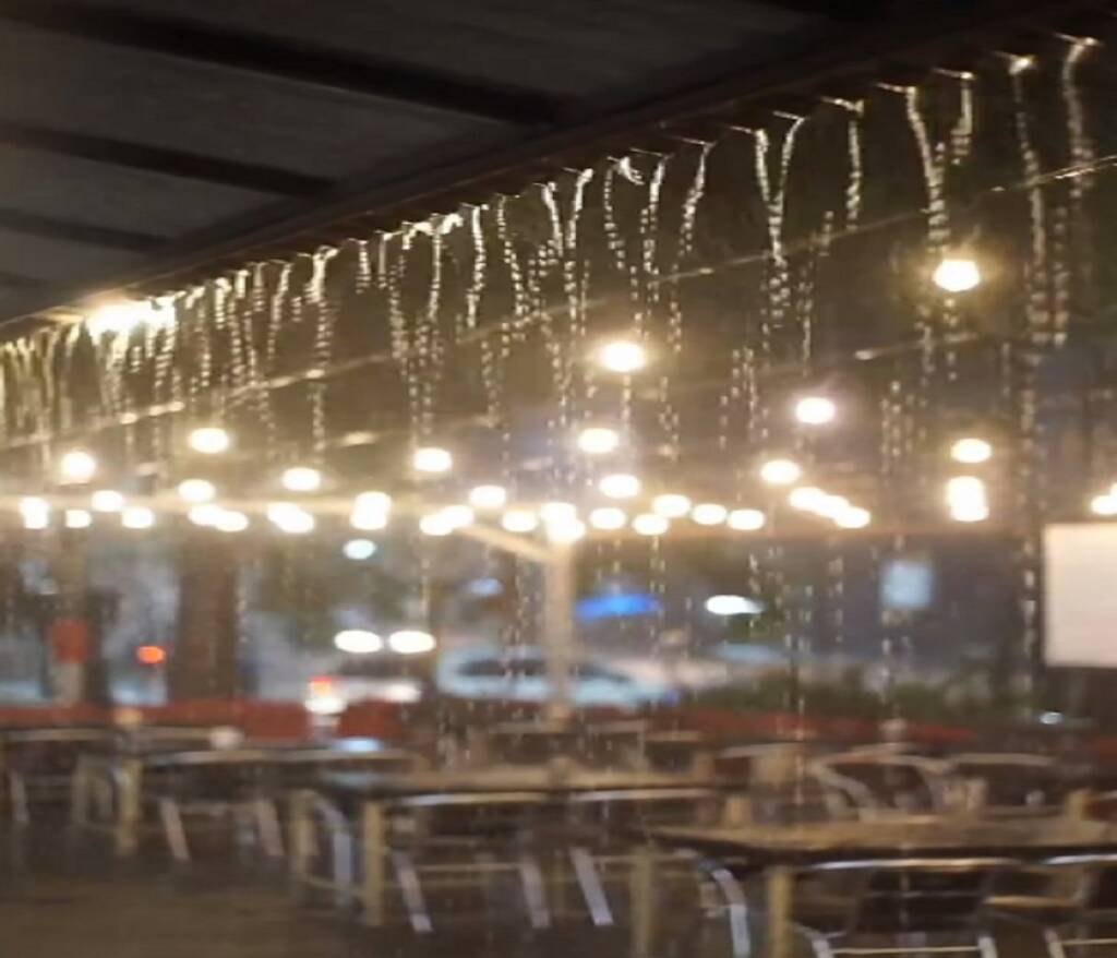 Hujan di Markas Cafe menambah suasana romantis