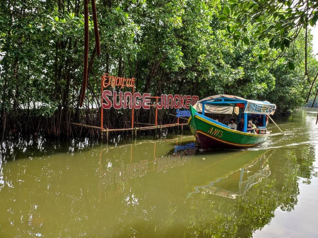 Wisata Sungai Jingkem Bekasi.