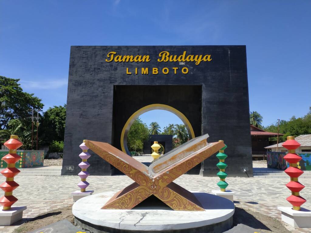 Bagian depan Taman Budaya Limboto