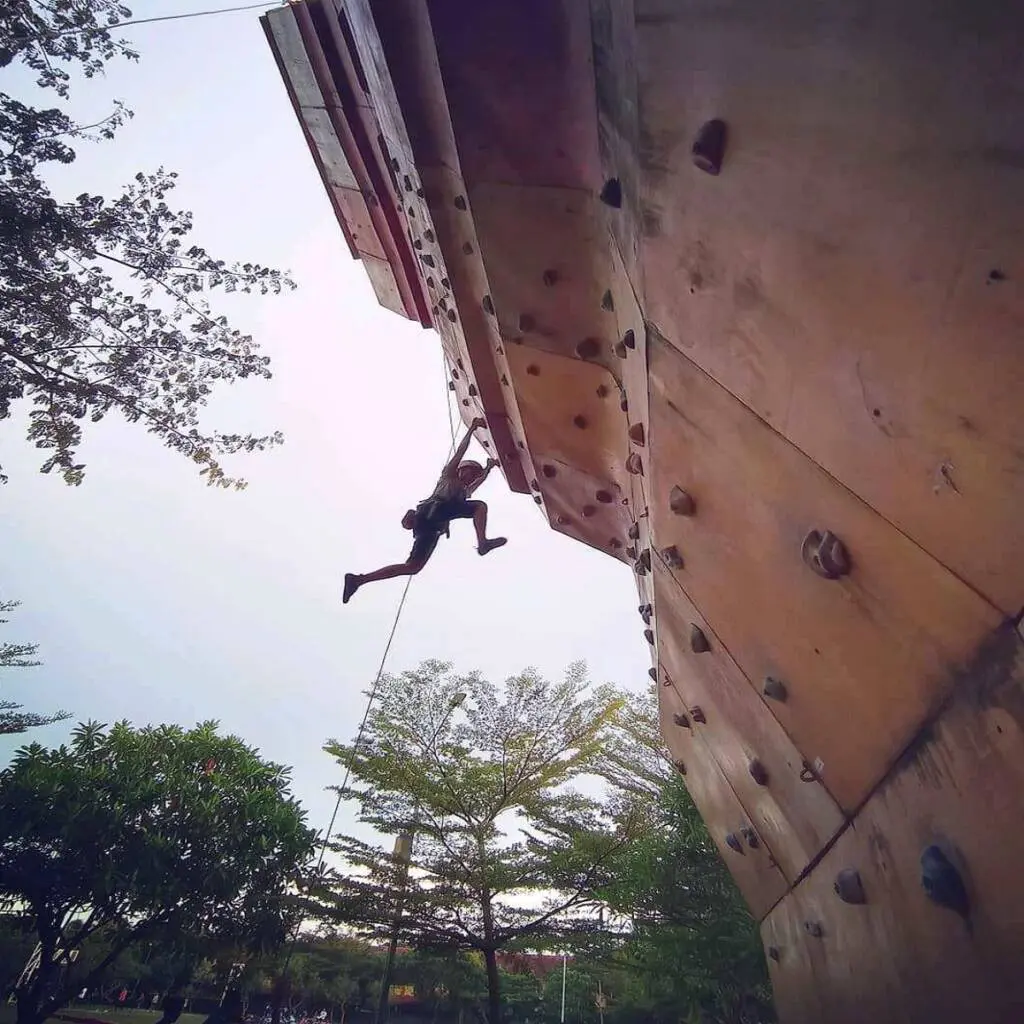 Panjat tebing merupakan salah satu cabang olahraga yang aktif dilakukan di Taman Lokasana Ciamis.