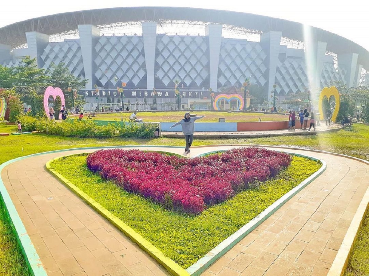 Aneka bunga dan ornamen berbentuk hati di Taman Sehati Bekasi.