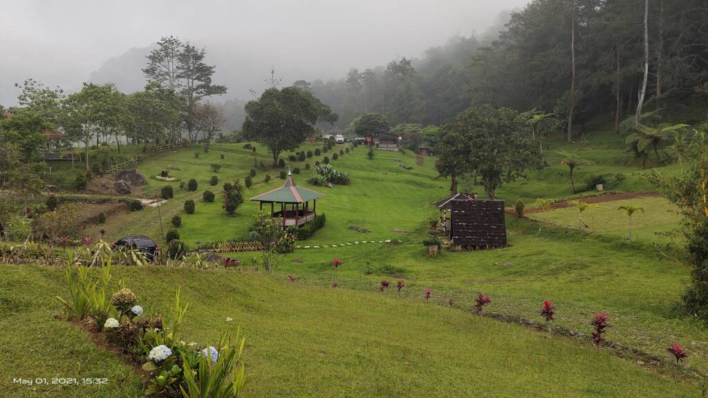 Sudut taman dengan hamparan rumput di Taman Sukawangi Haighland Bogor.