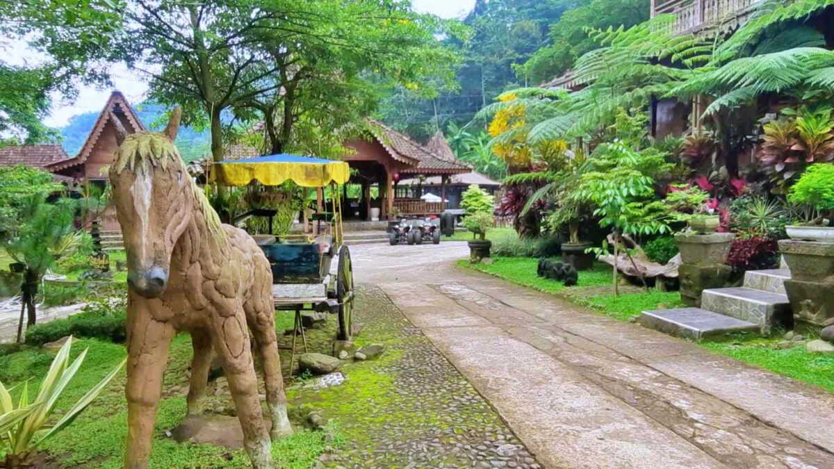 taman asri dengan hiasan patung kuda di Santosa Park by Santosa Stable