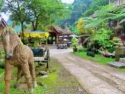 taman asri dengan hiasan patung kuda di Santosa Park by Santosa Stable