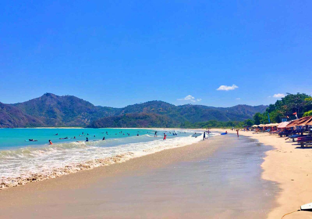 wisatawan berenang di Pantai Selong Belanak Lombok