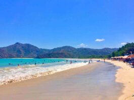 wisatawan berenang di Pantai Selong Belanak Lombok