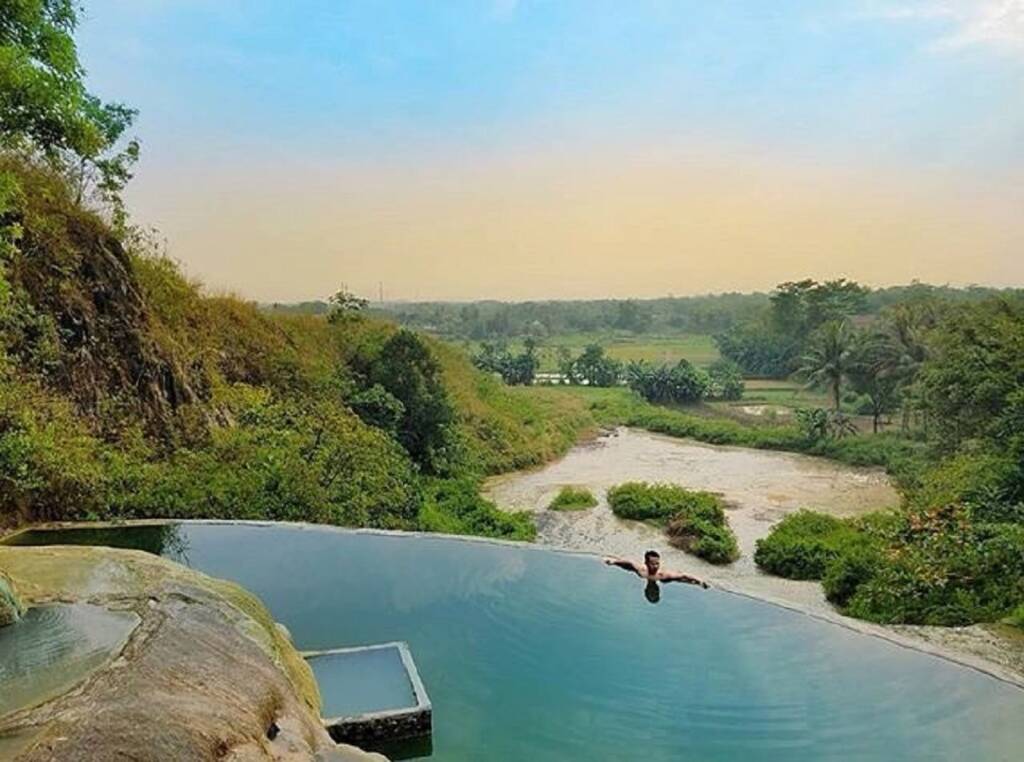Kolam air panas Tirta Sanita Ciseeng Bogor menawarkan wisata bernuansa alam di bogor