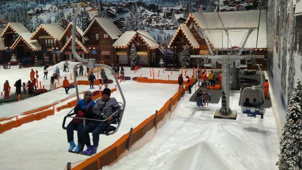 Melihat dari atas sledge putihnya hamparan salju Trans Snow World Bekasi.