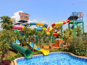 Menikmati keseruan bermain di wahana air Transera Waterpark Bekasi.