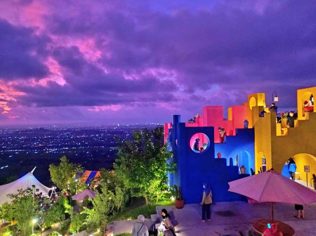 area casa mexicana obelix hills saat malam hari