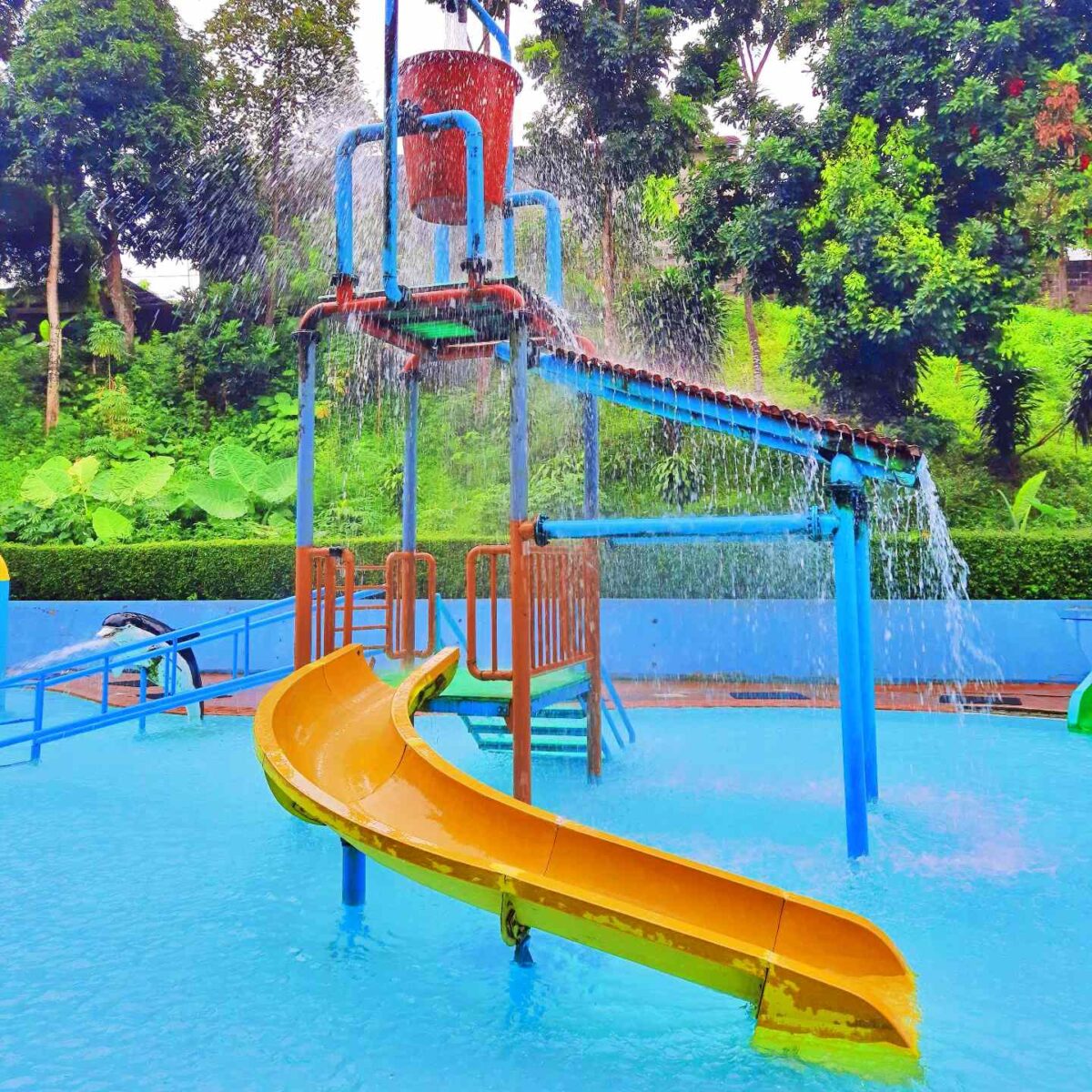 wahana ember tumpah dan peluncuran anak-anak di kolam renang tirta yudha