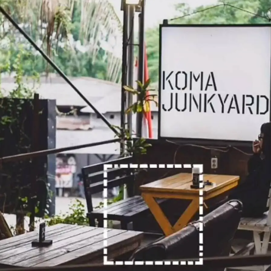 Konsep industrial yang kece di Koma Junkyard Cafe