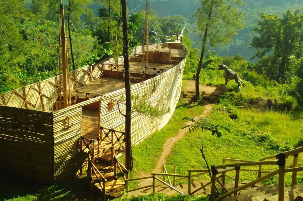 Perahu ikonik Wana Wisata Pokland di tepi hutan pinus wilayah Cianjur.