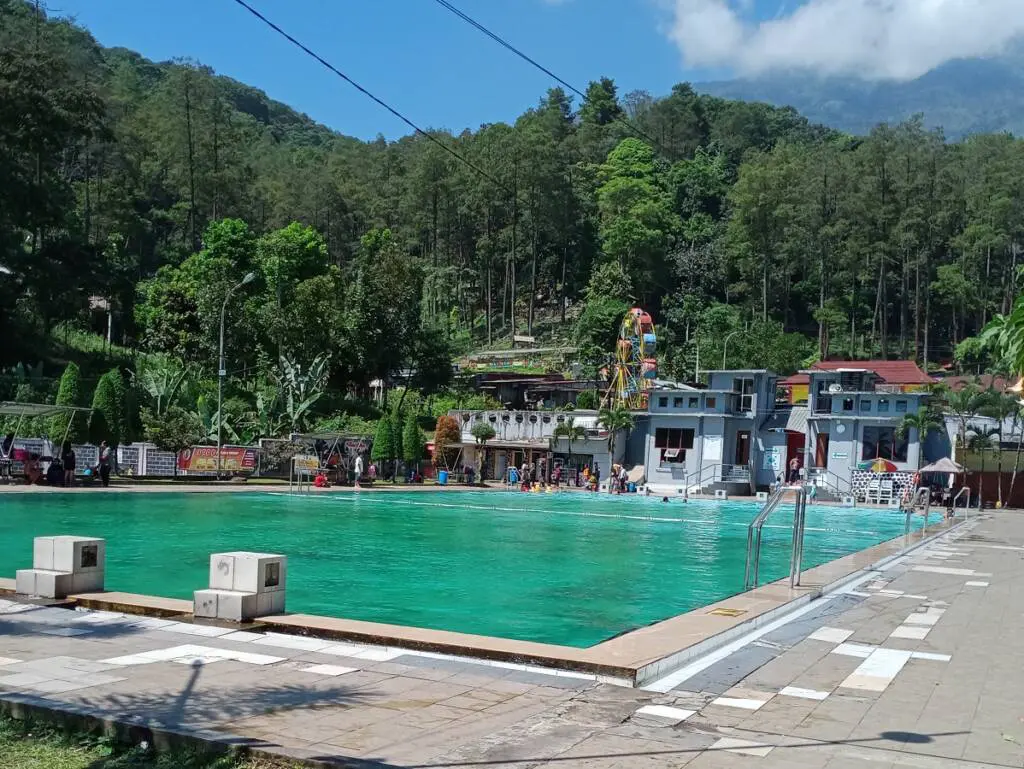 Salah satu kolam di Wisata Air Panas Padusan Pacet Mojokerto. 