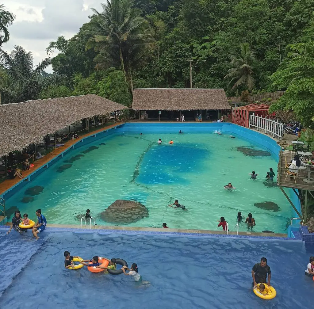 Wisata Alam Cireong Park Ciamis dengan kolam renang di kawasan perbukitan.