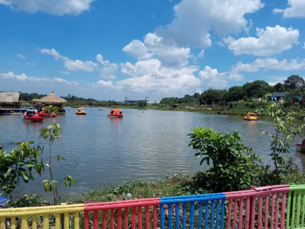 Suasana danau di Wisata Taman Limo Jatiwangi Bekasi.