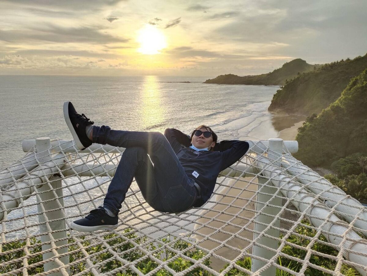 Pantai dengan beragam spot foto yang unik