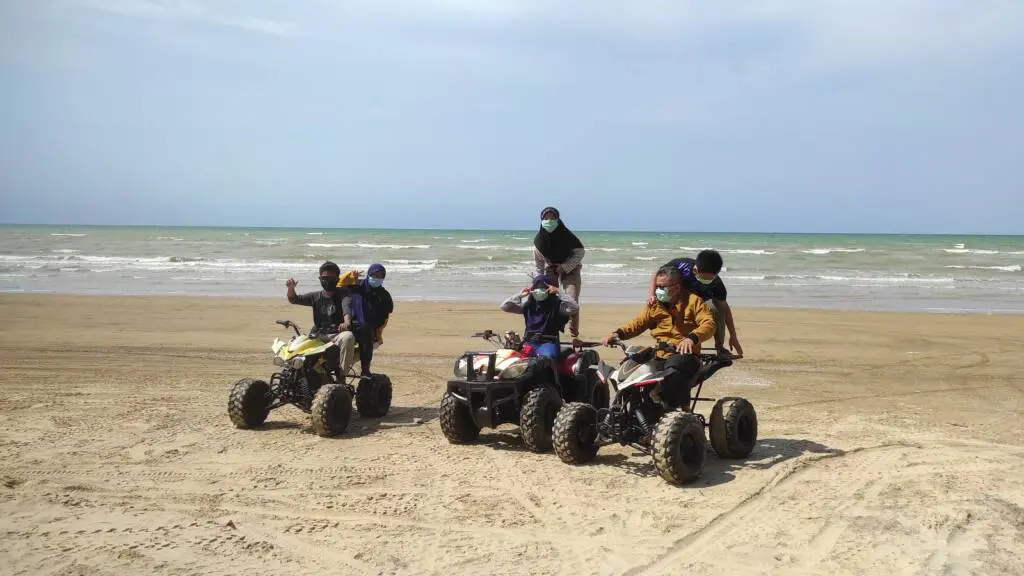 Wahana ATV di wisata pantai caruban
