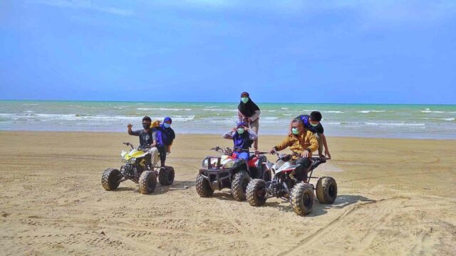 bermain ATV di pantai caruban lembang