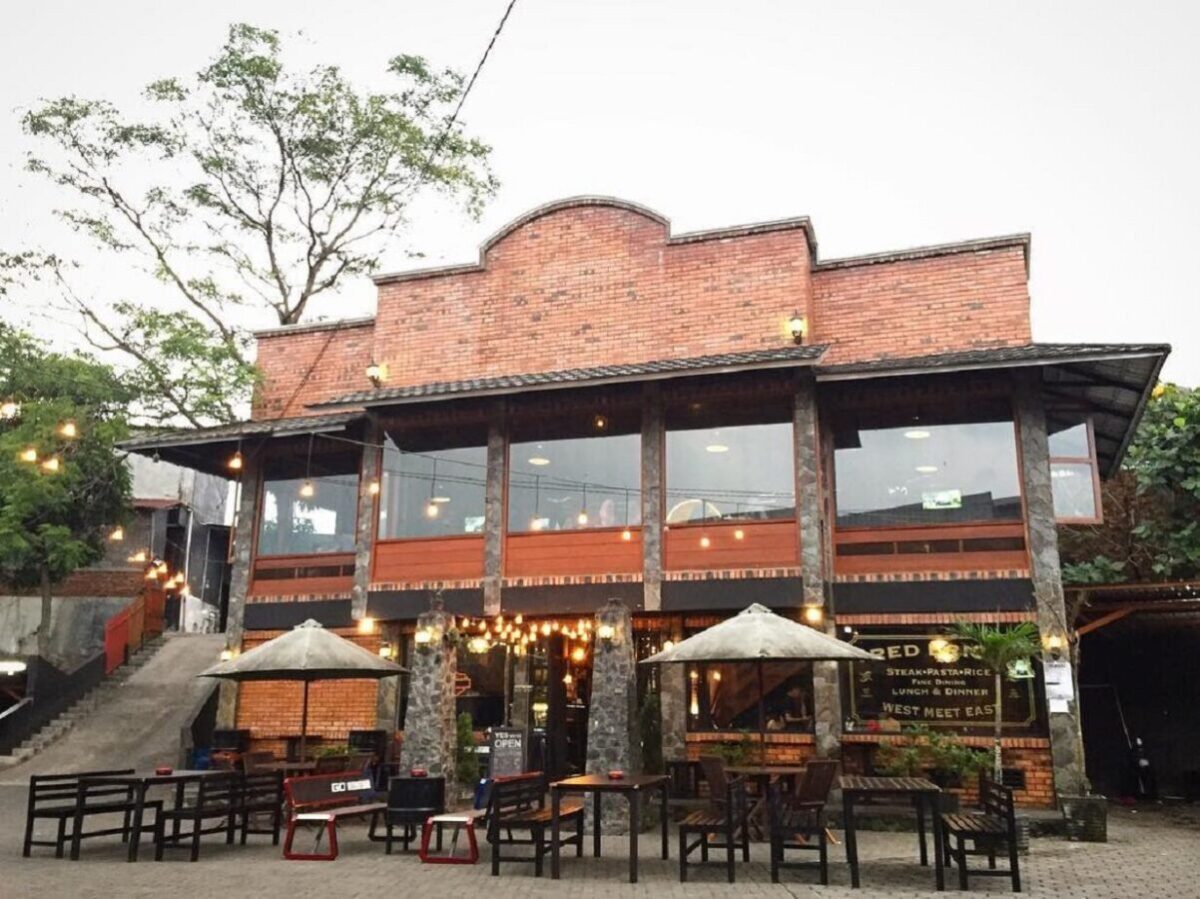 Bata merah yang menjadi ciri khas Red Brick Cafe