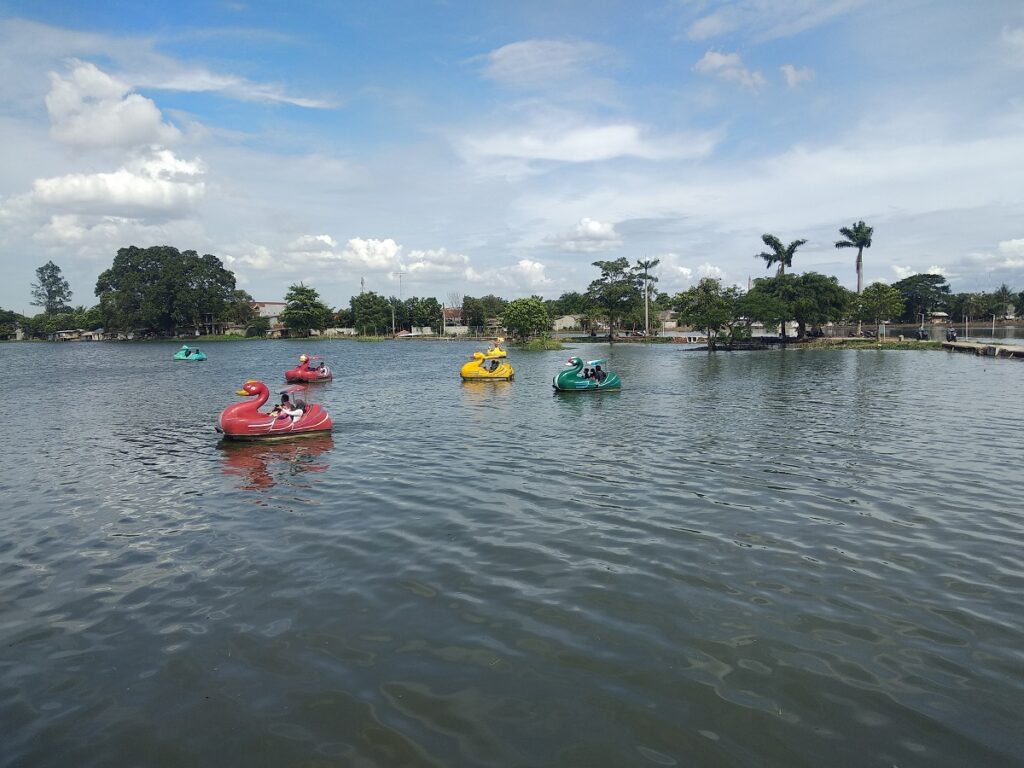 Wahana bebek air di Kampung Wisata Pinggir Rawa