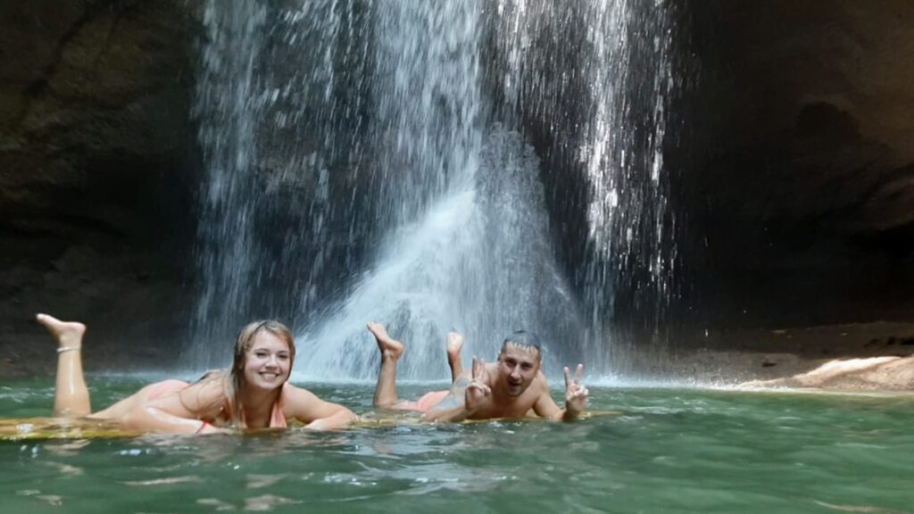 Berenang di depan Air Terjun Suwat Waterfall