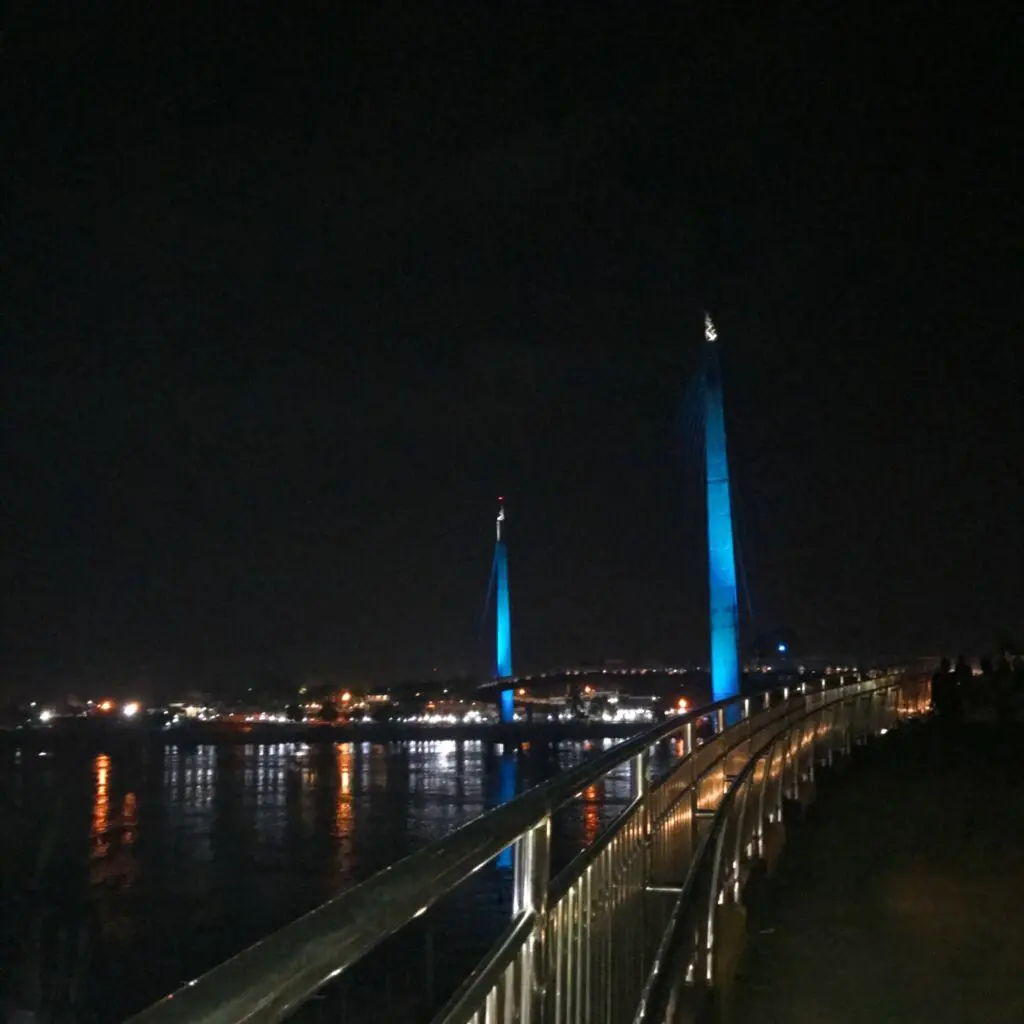 Keindahan malam di Jembatan Gentala Arasy