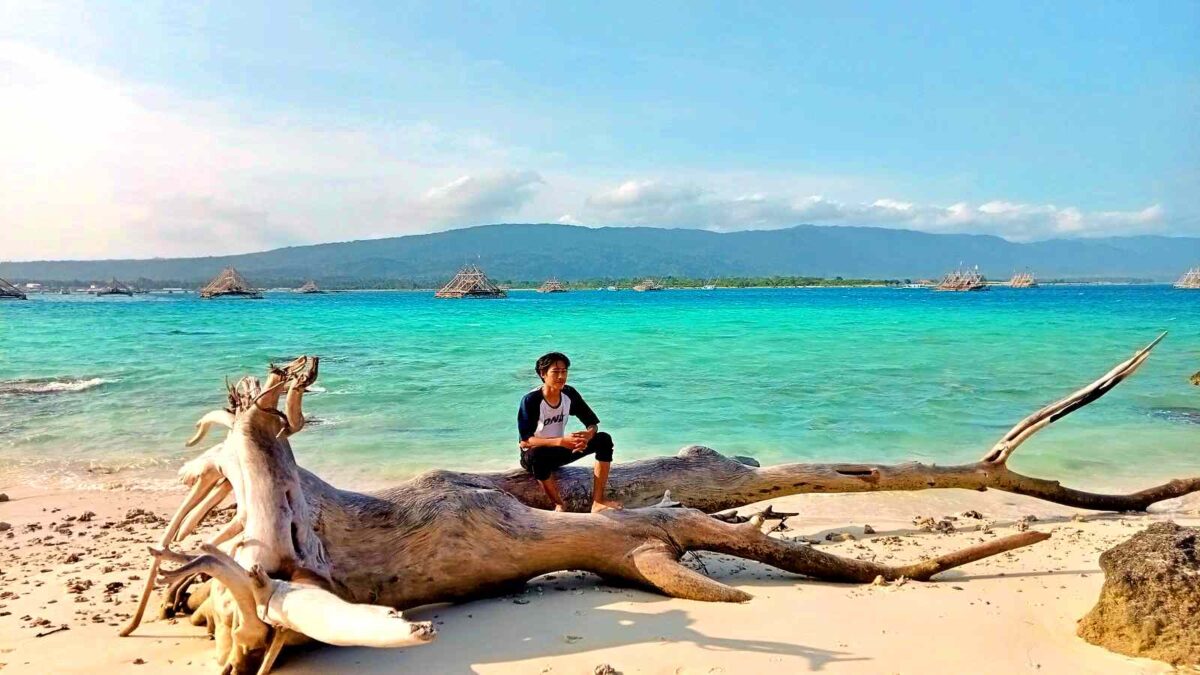 Keindahan pantai pasir putih Pulau Oar