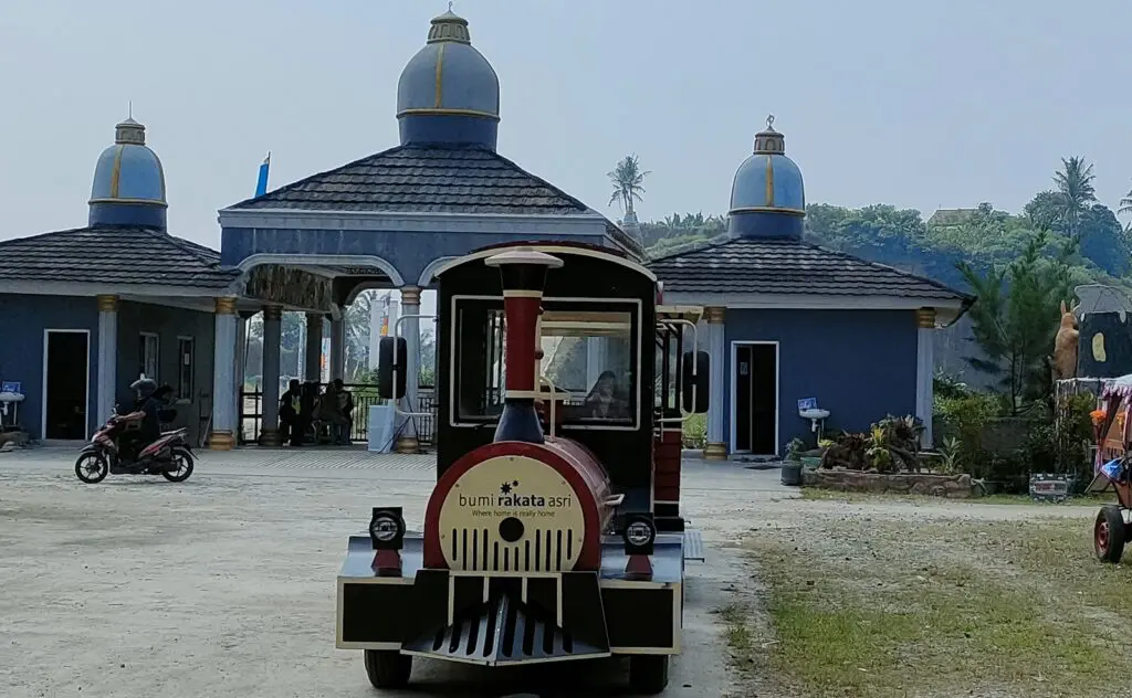 Kereta wisata untuk berkeliling Istana Taman Cadas