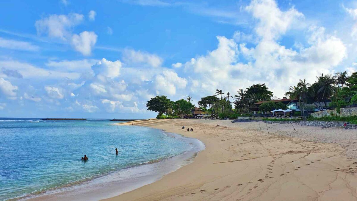Suasana tenang di pantai Sawangan Bali