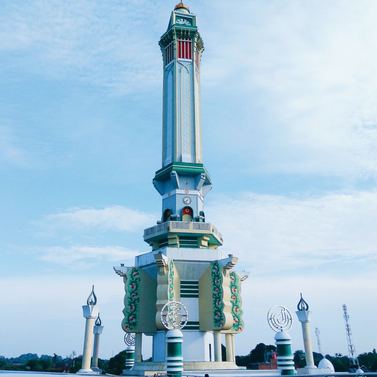 Menara Gentala Arasy yang menjulang tinggi