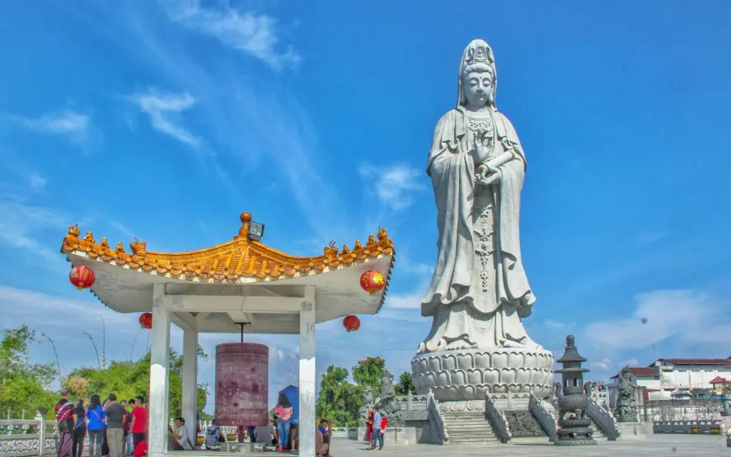Patung Dewi Kwan In dan lonceng raksasa