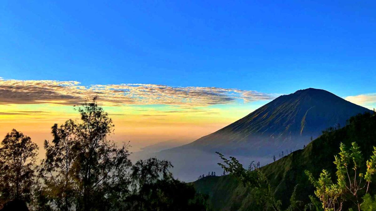 pemandangan matahari terbit dari bukit trunyan
