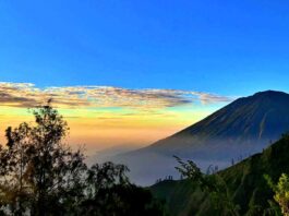 pemandangan matahari terbit dari bukit trunyan