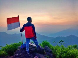 Pemandangan perbukitan dari Puncak Gunung Aseupan