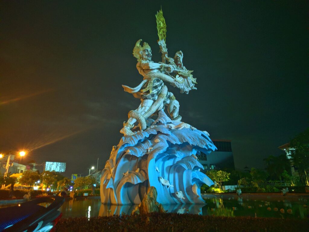 patung maskot kota surabaya terinspirasi objek yang berupa