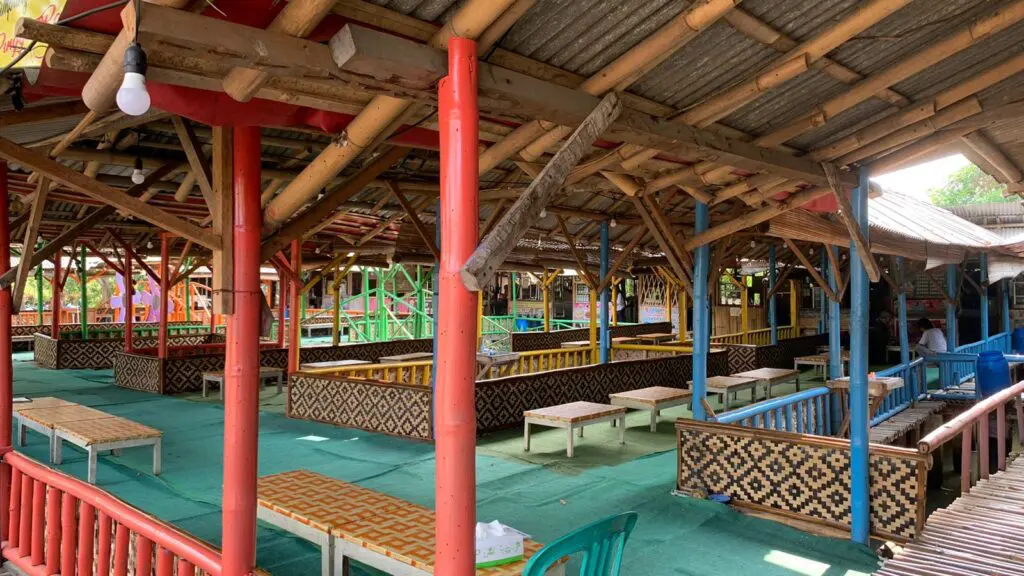 Saung bambu di Kampung Wisata Pinggir Rawa