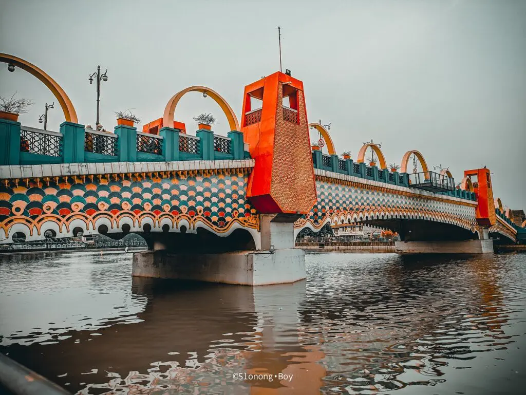 Tampilan jembatan yang penuh warna dan arsitektur unik