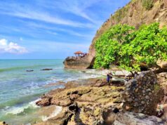 eksotisme tebing batu di pantai karang bolong