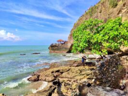 eksotisme tebing batu di pantai karang bolong