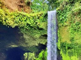 wisatawan mandi di telaga Tibumana Waterfall