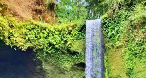 wisatawan mandi di telaga Tibumana Waterfall