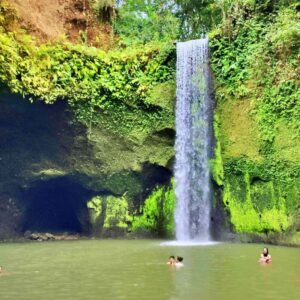 wisatawan mandi di telaga Tibumana Waterfall
