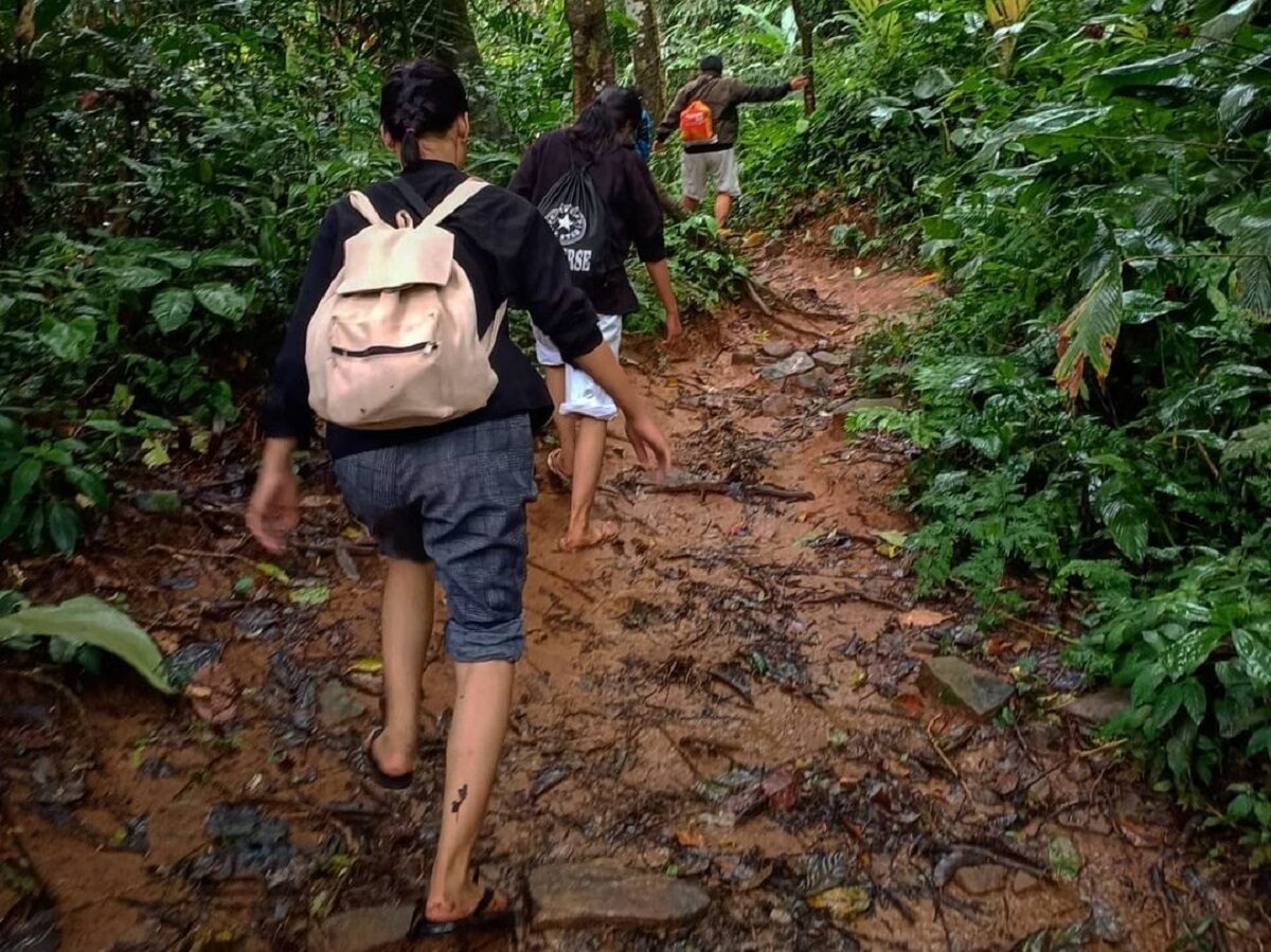 wisatawan sedang melakukan trekking menuju Curug Putri Carita