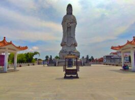 Patung Dewi Kwan Im di Vihara Avalokitesvara