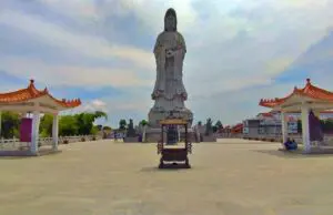 Patung Dewi Kwan Im di Vihara Avalokitesvara