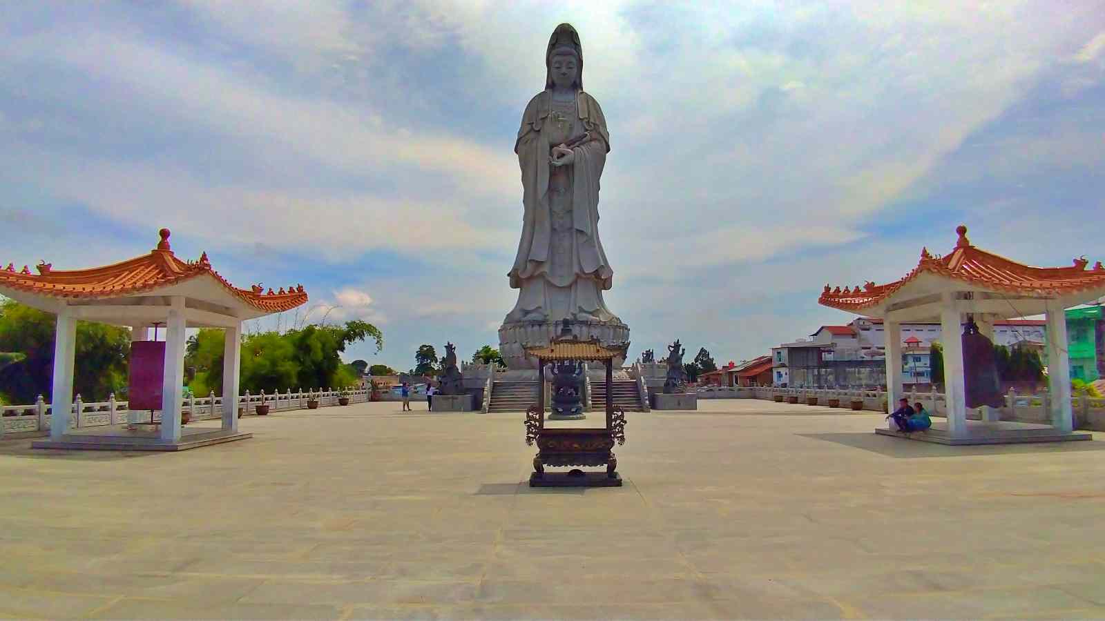 Patung Dewi Kwan Im di Vihara Avalokitesvara
